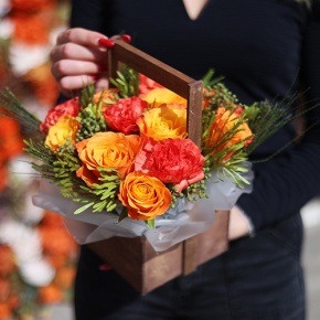 Композиция в ящике из огненных роз, диантусов и капса в Краснознаменске