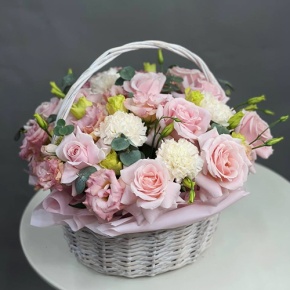 Композиция в корзине "Даяна" из французских роз, диантусов и эустом в Краснознаменске