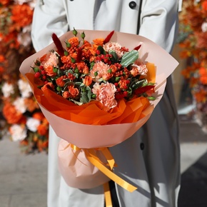 Букет "Инесса" из кустовых роз, гиперикума и диантусов в Краснознаменске