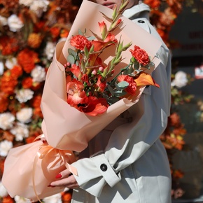 Букет "На закате дня" из гладиолусов, калл, гиперикума и диантусов в Краснознаменске