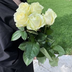 Букет из 5 белых роз (70 см) в Краснознаменске