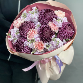Букет "Софи" из хризантем Бигоуди, диантусов и ароматных маттиол в Краснознаменске