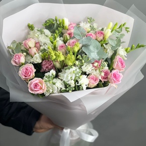 Букет "Особый случай " из ароматных маттиол, фрезий и кустовых роз в Краснознаменске