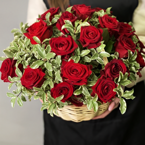 Композиция в корзине "Евгения" из 25 роз и питаспорума в Краснознаменске