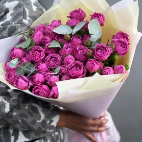 Букет "Малиновый бисквит" из кустовых и пионовидных роз и эвкалипта в Краснознаменске