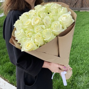 Букет из 25 белых роз в крафте (70 см) в Краснознаменске