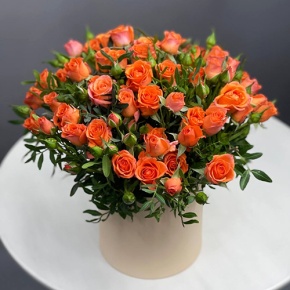 Композиция в шляпной коробке из оранжевых кустовых роз в Краснознаменске
