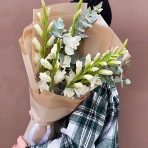 Букет из 5 белых гладиолусов и эвкалипта в Краснознаменске