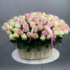 Композиция в корзине из 101 кенийской розы пастельный микс (40 см) в Краснознаменске