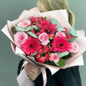 Букет "Маджента" из микса роз, гербер и эвкалипта в Краснознаменске