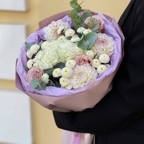 Букет "Динь" из георгин, хризантем сантини, эвкалипта, роз и гортензии в Краснознаменске