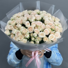 Букет из 35 кремовых кустовых роз (50 см) в Краснознаменске