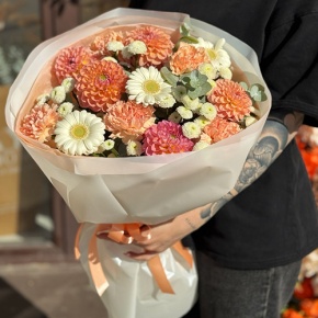 Букет "Персиковый латте" из георгин, диантусов, гербер и хризантем сантини в Краснознаменске