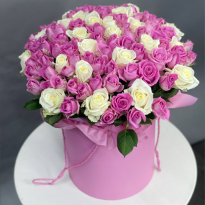 Композиция в шляпной коробке из 151 розы кения микс в Краснознаменске