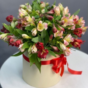 Композиция в шляпной коробке из 21 альстромерии в Краснознаменске