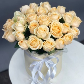 Композиция в шляпной коробке из 35 кремовых кенийских роз в Краснознаменске