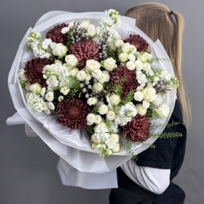 Букет "Шоколадный френч" из кустовых роз, хризантем Бигоуди, брунии, ароматных маттиол и сантини в Краснознаменске