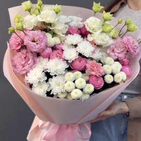 Букет "Задыхаюсь от нежности" из хризантемы, кустовых пионовидных роз, диантусов и эустом в Краснознаменске