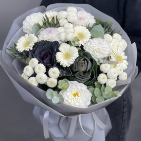Букет "Белоснежная нежность" из георгин, брассики, хризантем Ньютон, эрингиума и гербер в Краснознаменске