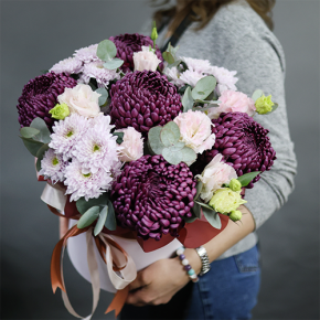 Композиция в шляпной коробке "Наденька" из хризантем Бигоуди, эустом и эвкалипта в Краснознаменске