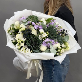 Букет "Ночное рандеву" из брассики, ягод вибирнума, роз, эустом, ароматных маттиол и гиперикума в Краснознаменске