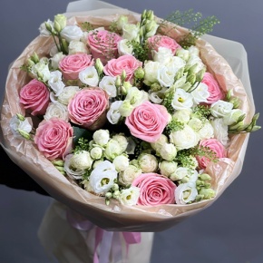 Букет "Пудровая мечта" из роз и эустом в Краснознаменске