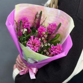 Букет "Вспышка" из гиацинтов, хамелациума и вероники в Краснознаменске