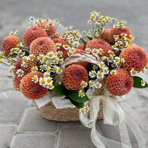 Композиция в сумке "Персиковый чиз" из георгин и ромашек в Краснознаменске