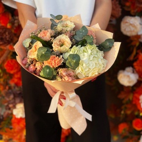 Букет "Сливочный крем" из гортензии, пионовидных роз, диантусов и серрурии в Краснознаменске