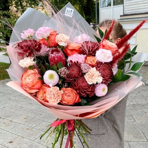 Букет "Каркаде" из хризантем Бигоуди и Момоко, роз Эквадор Кахала, озатамнуса,  эустом, протеи, и диантусов в Краснознаменске