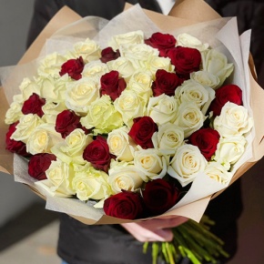 Букет 51 белая и красная роза (50 см) в Краснознаменске