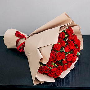 Букет 15 кустовых красных роз в Краснознаменске