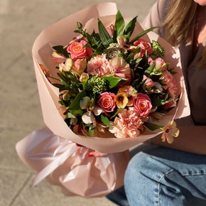 Букет "Каталина" из роз, диантусов, альстромерий, скиммии и кустовых ранункулюсов в Краснознаменске