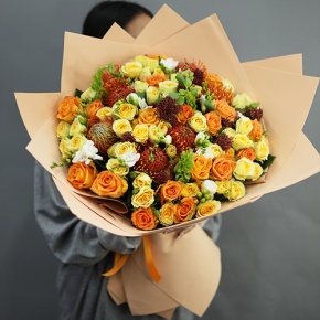 Букет "Осенние грёзы" из лейко, роз, фрезий, скиммии, молюцеллы и лейко в Краснознаменске