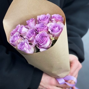 Букет из 11 лиловых роз в крафте (40 см) в Краснознаменске