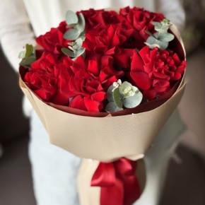 Букет "Красная пантера" из 7 роз Эквадор и эвкалипта в Краснознаменске