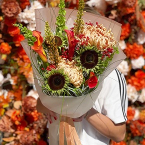Букет "Фиеста" из подсолнуха экзотик, калины, хризантем Виена, калл, моллюцелл и эремуруса в Краснознаменске