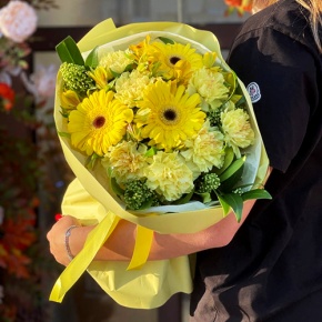 Букет "Солнечная пора" из гербер, альстромерий, скиммии и диантусов в Краснознаменске