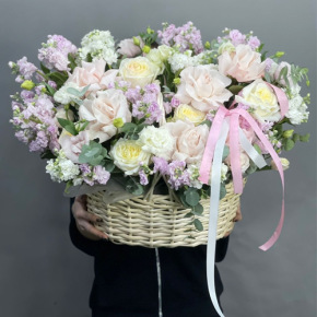 Композиция в корзине из роз Эквадор и ароматных маттиол в Краснознаменске