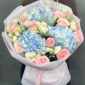 Букет "Легкий ветерок" из роз, конифера и гортензий в Краснознаменске
