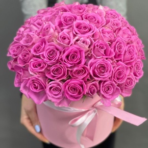 Композиция в шляпной коробке из 71 кенийской розы в Краснознаменске