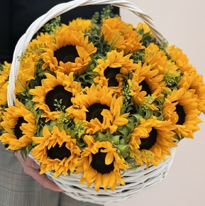 Композиция в корзине из 29 подсолнухов в Краснознаменске