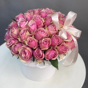 Композиция в шляпной коробке из 43 роз в Краснознаменске