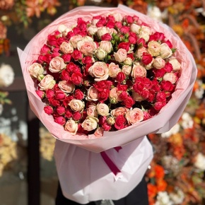 Букет из 35 кустовых роз микс (50 см) в Краснознаменске