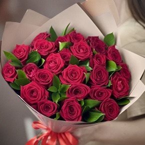 Букет из 25 красных роз и рускуса (50 см) в Краснознаменске