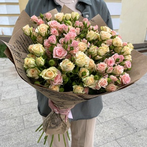 Букет из 19 кустовых роз в крафте (60 см) в Краснознаменске