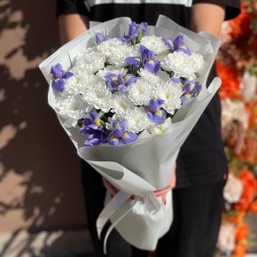 Букет из ирисов и хризантем в Краснознаменске