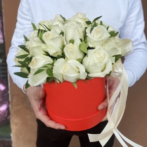 Композиция в шляпной коробке из 25 белых роз в Краснознаменске