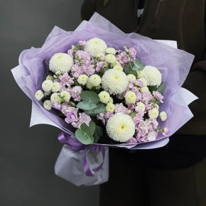 Букет "Ванила" из хризантем сантини, Момоко, эвкалипта и ароматных маттиол в Краснознаменске