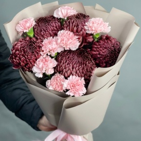 Букет из хризантем Бигоуди и розовых диантусов в Краснознаменске
